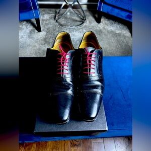 Very classic dress shoes, red laces